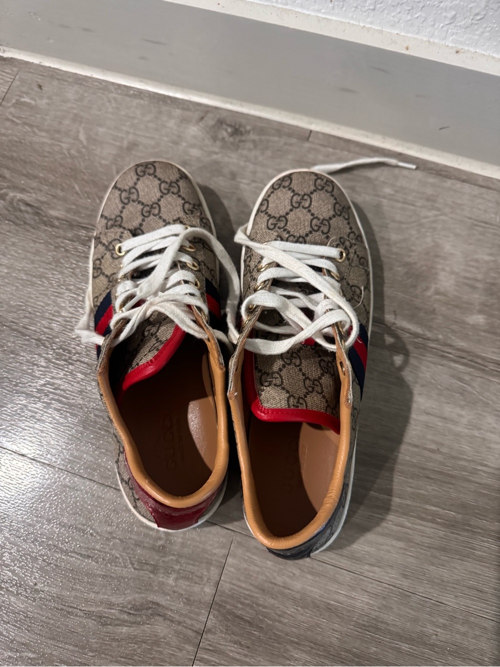 Gucci GG Supreme Low-Top Sneakers in Beige with Red & Navy Web - Picture 4 of 6